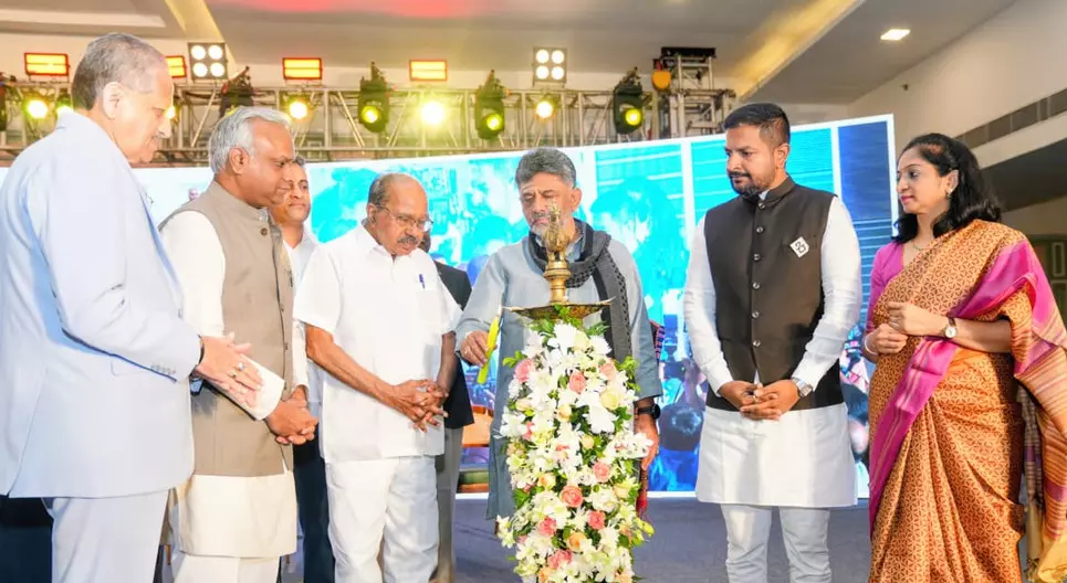 ಹಳ್ಳಿ ಮಕ್ಕಳಿಗೆ ತಂತ್ರಜ್ಞಾನ ತಲುಪಿಸಿ, ಭವಿಷ್ಯದ ಪೀಳಿಗೆಯನ್ನು ತಯಾರು ಮಾಡುವ ಕಿಯೋನಿಕ್ಸ್ ಪ್ರಯತ್ನ ಸ್ವಾಗತಾರ್ಹ : ಸಿಎಂ ಡಿ.ಕೆ.ಶಿವಕುಮಾರ್ ಹಳ್ಳಿ ಮಕ್ಕಳಿಗೆ ತಂತ್ರಜ್ಞಾನ ತಲುಪಿಸಿ, ಭವಿಷ್ಯದ ಪೀಳಿಗೆಯನ್ನು ತಯಾರು ಮಾಡುವ ಕಿಯೋನಿಕ್ಸ್ ಪ್ರಯತ್ನ ಸ್ವಾಗತಾರ್ಹ : ಸಿಎಂ ಡಿ.ಕೆ.ಶಿವಕುಮಾರ್