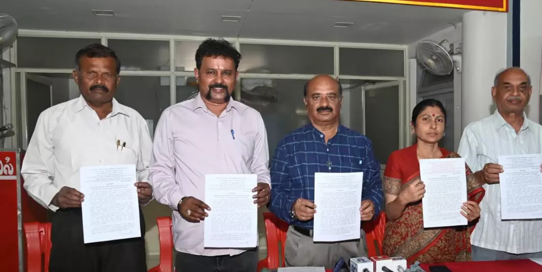 ವೇತನ ಪರಿಷ್ಕರಣೆಗೆ ಆಗ್ರಹಿಸಿ ಅ.7ಕ್ಕೆ ಸಾರಿಗೆ ನೌಕರರ ಧರಣಿ ವೇತನ ಪರಿಷ್ಕರಣೆಗೆ ಆಗ್ರಹಿಸಿ ಅ.7ಕ್ಕೆ ಸಾರಿಗೆ ನೌಕರರ ಧರಣಿ