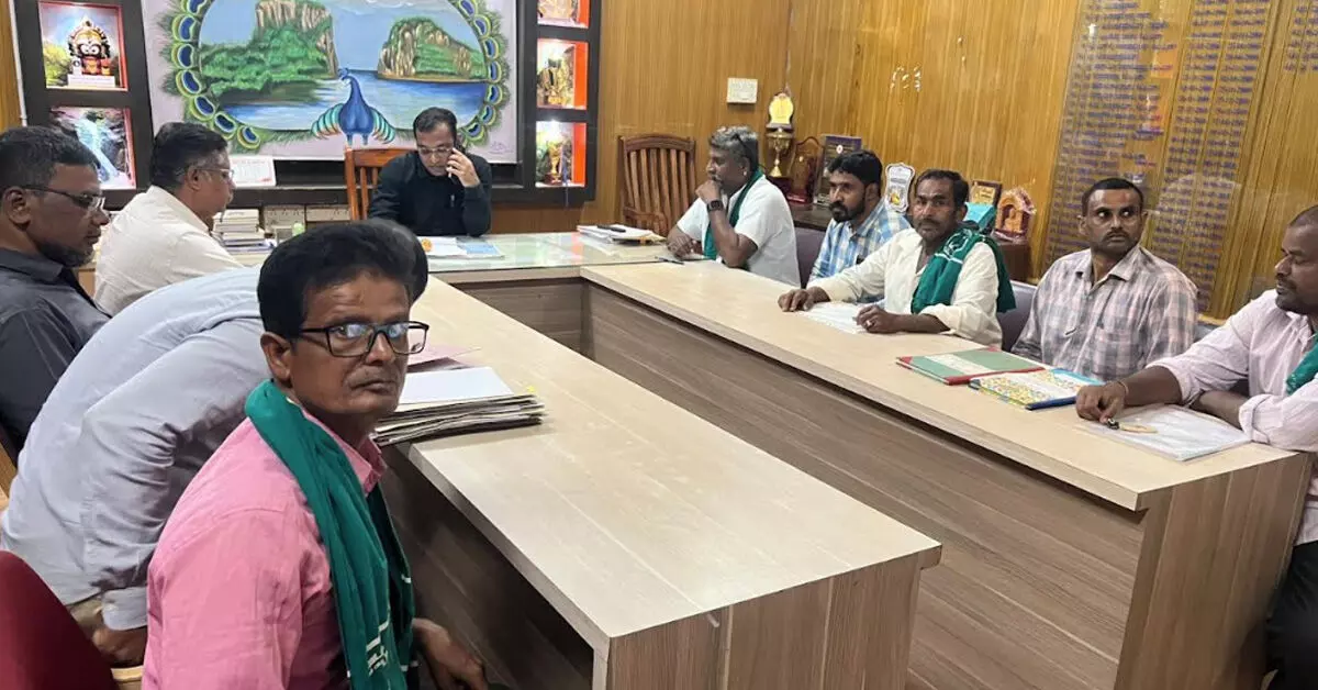 Ballari | ಬರ ಸಂಕಷ್ಟಕ್ಕೆ ಪರಿಣಾಮಕಾರಿ ಕ್ರಮಗಳಿಲ್ಲದಿದ್ದರೆ ವಿಶೇಷ ಅಧಿವೇಶನ ಅರ್ಥಹೀನ: ರೈತ ಸಂಘ Ballari | ಬರ ಸಂಕಷ್ಟಕ್ಕೆ ಪರಿಣಾಮಕಾರಿ ಕ್ರಮಗಳಿಲ್ಲದಿದ್ದರೆ ವಿಶೇಷ ಅಧಿವೇಶನ ಅರ್ಥಹೀನ: ರೈತ ಸಂಘ