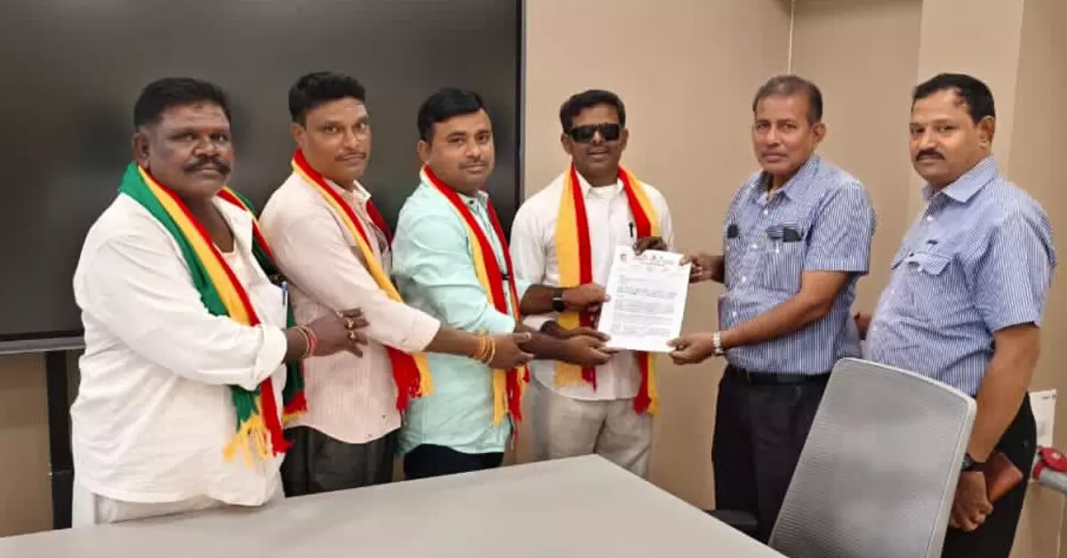 Ballari | ಸ್ಥಳೀಯ ಯುವಕರಿಗೆ ಉದ್ಯೋಗ, ಕೌಶಲ್ಯ ತರಬೇತಿಗೆ ಆಗ್ರಹಿಸಿ ಕರವೇ ಮನವಿ Ballari | ಸ್ಥಳೀಯ ಯುವಕರಿಗೆ ಉದ್ಯೋಗ, ಕೌಶಲ್ಯ ತರಬೇತಿಗೆ ಆಗ್ರಹಿಸಿ ಕರವೇ ಮನವಿ
