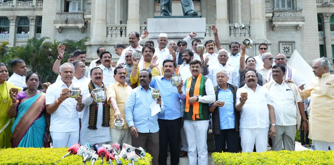 ಸರಕಾರದ ವಿರುದ್ಧ ಖಾಲಿ ಚೊಂಬು, ತೆಂಗಿನ ಚಿಪ್ಪು ಹಿಡಿದು ಬಿಜೆಪಿ ಪ್ರತಿಭಟನೆ ಸರಕಾರದ ವಿರುದ್ಧ ಖಾಲಿ ಚೊಂಬು, ತೆಂಗಿನ ಚಿಪ್ಪು ಹಿಡಿದು ಬಿಜೆಪಿ ಪ್ರತಿಭಟನೆ