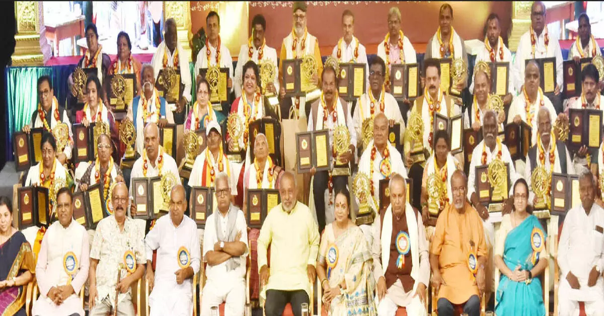 ಕಲಾವಿದರು ಪ್ರಶಸ್ತಿ ಪಡೆಯುವುದು ಸುಲಭವಲ್ಲ: ಉಮಾಶ್ರೀ ಕಲಾವಿದರು ಪ್ರಶಸ್ತಿ ಪಡೆಯುವುದು ಸುಲಭವಲ್ಲ: ಉಮಾಶ್ರೀ