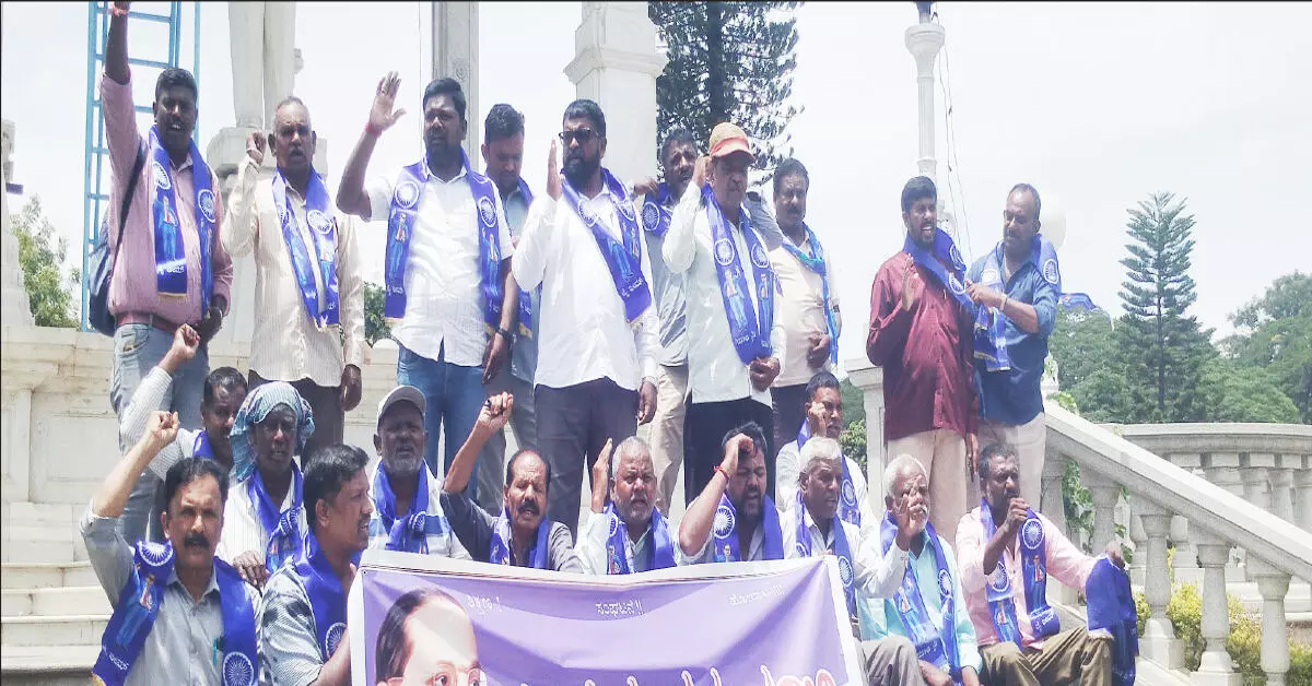 Mysuru | ಪ್ರತಾಪ್ ಸಿಂಹ ಬಂಧನಕ್ಕೆ ಒತ್ತಾಯಿಸಿ ದಸಂಸ ಧರಣಿ Mysuru | ಪ್ರತಾಪ್ ಸಿಂಹ ಬಂಧನಕ್ಕೆ ಒತ್ತಾಯಿಸಿ ದಸಂಸ ಧರಣಿ