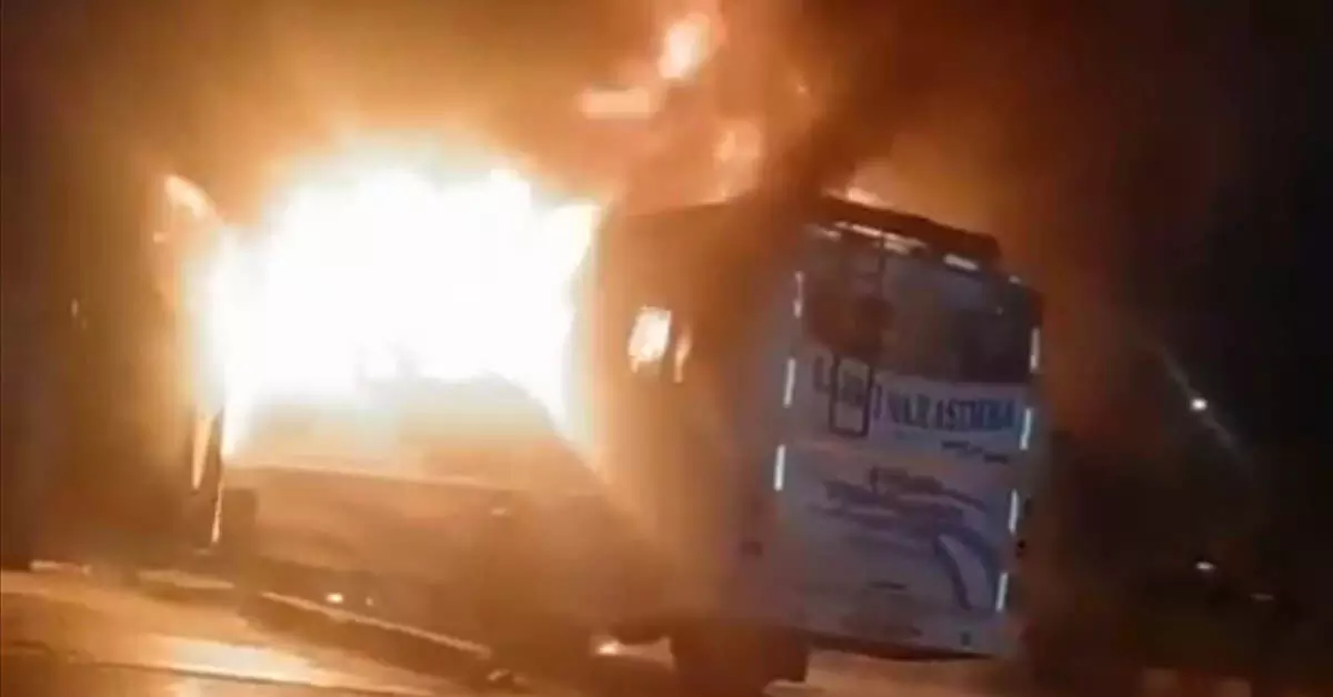 Noida: ಚಲಿಸುತ್ತಿದ್ದ ಬಸ್ ನಲ್ಲಿ ದಿಢೀರ್ ಬೆಂಕಿ; ಕನಿಷ್ಠ ಒಂಭತ್ತು ಮಂದಿ ಮೃತ್ಯು Noida: ಚಲಿಸುತ್ತಿದ್ದ ಬಸ್ ನಲ್ಲಿ ದಿಢೀರ್ ಬೆಂಕಿ; ಕನಿಷ್ಠ ಒಂಭತ್ತು ಮಂದಿ ಮೃತ್ಯು