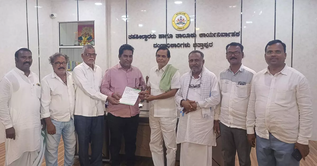 Chitapur | ಬರ ಪರಿಹಾರ, ರೈತರ ಸಾಲಮನ್ನಾ ಮಾಡಲು ಆಗ್ರಹಿಸಿ ಮನವಿ Chitapur | ಬರ ಪರಿಹಾರ, ರೈತರ ಸಾಲಮನ್ನಾ ಮಾಡಲು ಆಗ್ರಹಿಸಿ ಮನವಿ