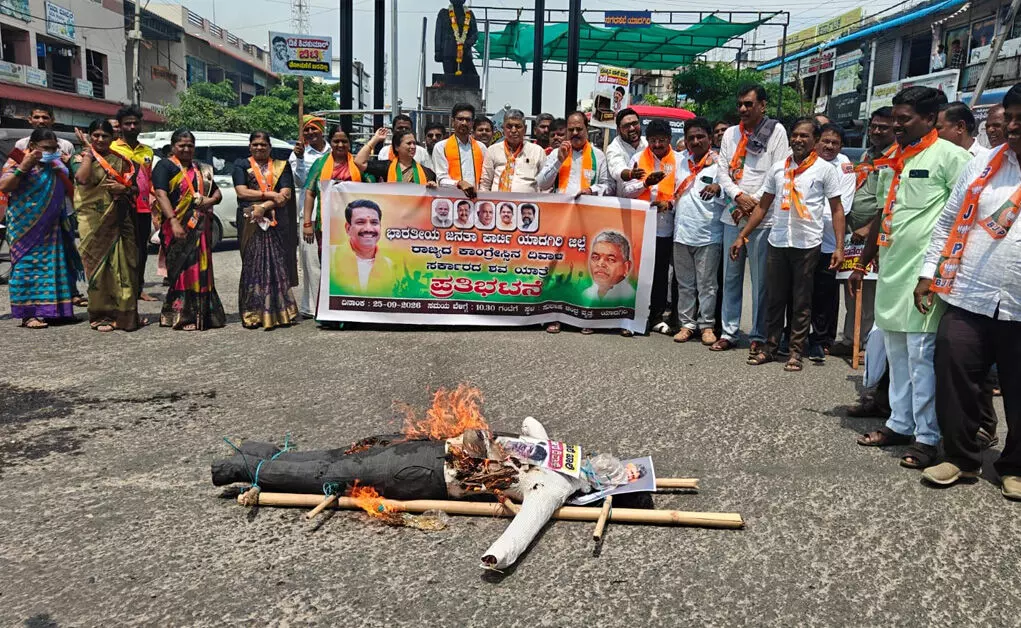 ಯಾದಗಿರಿ | ರಾಜ್ಯ ಸರಕಾರದ ವಿರುದ್ಧ ಬಿಜೆಪಿಯಿಂದ ಅಣಕು ಶವಯಾತ್ರೆ ಯಾದಗಿರಿ | ರಾಜ್ಯ ಸರಕಾರದ ವಿರುದ್ಧ ಬಿಜೆಪಿಯಿಂದ ಅಣಕು ಶವಯಾತ್ರೆ