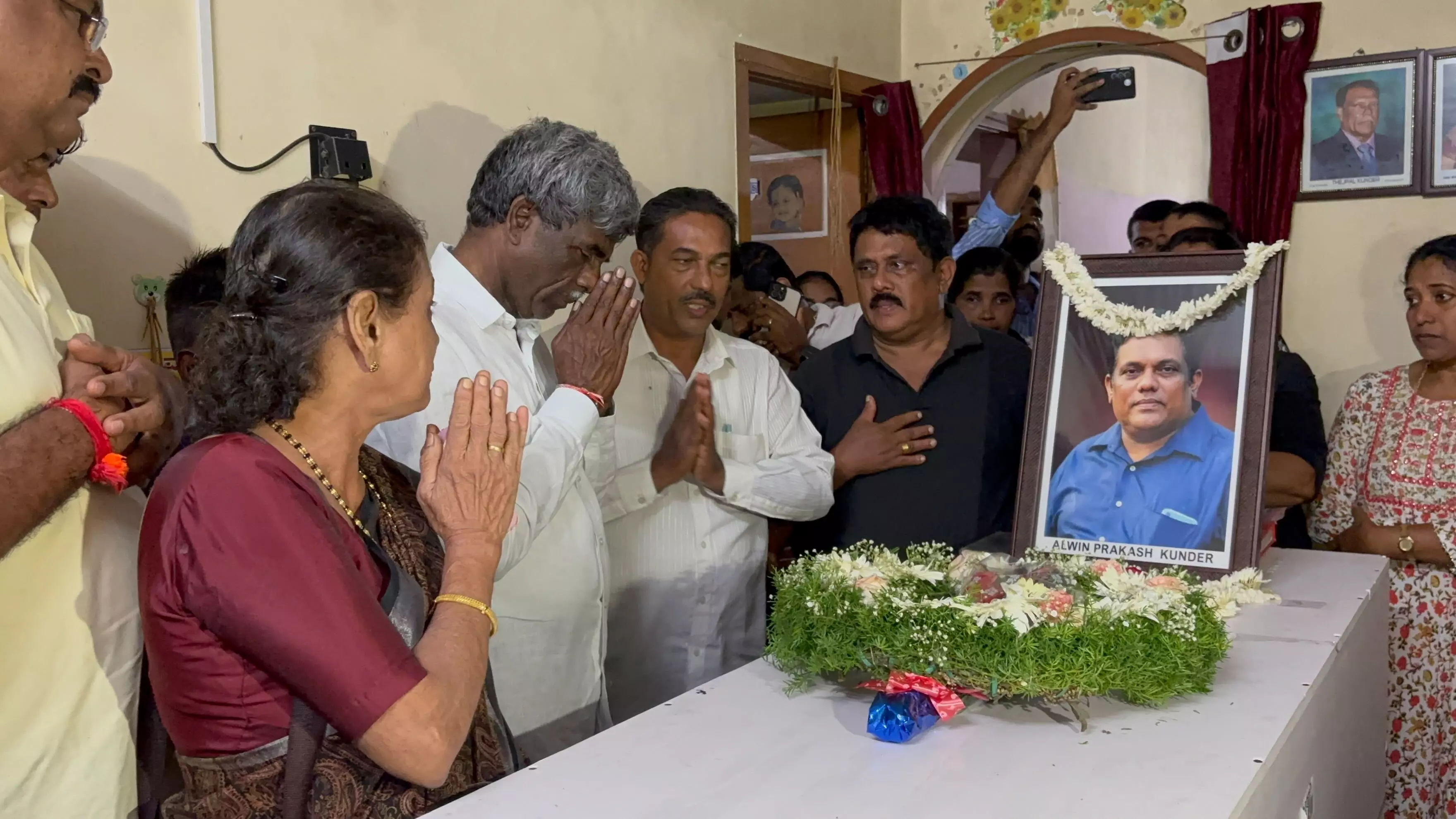 ಶಾಜಾದಲ್ಲಿ ಹತ್ಯೆ ಪ್ರಕರಣ: ಹುಟ್ಟೂರಿನಲ್ಲಿ ಅಲ್ವಿನ್ ಪ್ರಕಾಶ್ ಕುಂದರ್ ಅಂತ್ಯಕ್ರಿಯೆ ಶಾಜಾದಲ್ಲಿ ಹತ್ಯೆ ಪ್ರಕರಣ: ಹುಟ್ಟೂರಿನಲ್ಲಿ ಅಲ್ವಿನ್ ಪ್ರಕಾಶ್ ಕುಂದರ್ ಅಂತ್ಯಕ್ರಿಯೆ