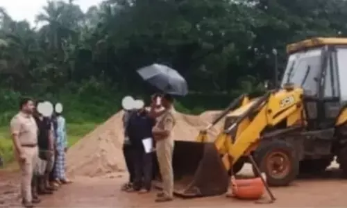 ತುಂಬೆ ನದಿ ಕಿನಾರೆಯಲ್ಲಿ ಅಕ್ರಮ ಮರಳು ದಂಧೆ ಆರೋಪ: 4 ಮಂದಿ ಸೇರಿ 3 ಲಾರಿ, 1 ಜೆಸಿಬಿ ವಶಕ್ಕೆ
