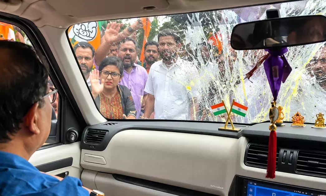ಮಮತಾ ಬ್ಯಾನರ್ಜಿ ರ‍್ಯಾಲಿಗೆ ತೆರಳುತ್ತಿದ್ದ ಕುನಾಲ್ ಘೋಷ್ ಕಾರಿಗೆ ಮೊಟ್ಟೆ ಎಸೆತ