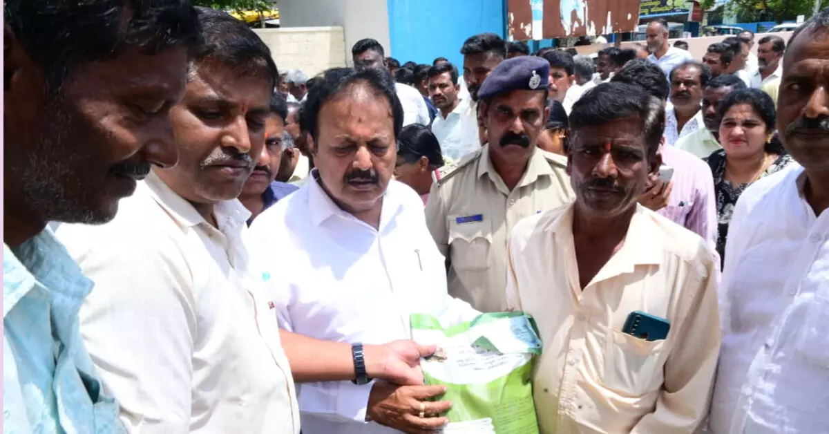ಪ್ರತೀ ತಾಲೂಕಿನಲ್ಲಿ 10 ಕೋಟಿ ರೂ. ವೆಚ್ಚದಲ್ಲಿ ಕಾರ್ಮಿಕರ ಮಕ್ಕಳಿಗೆ ಶಾಲೆ: ಸಚಿವ ಚಲುವರಾಯಸ್ವಾಮಿ ಪ್ರತೀ ತಾಲೂಕಿನಲ್ಲಿ 10 ಕೋಟಿ ರೂ. ವೆಚ್ಚದಲ್ಲಿ ಕಾರ್ಮಿಕರ ಮಕ್ಕಳಿಗೆ ಶಾಲೆ: ಸಚಿವ ಚಲುವರಾಯಸ್ವಾಮಿ