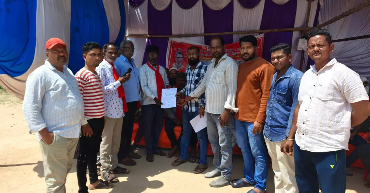 ಹಟ್ಟಿ ಗಣಿ ಕಾರ್ಮಿಕರ ಉಪವಾಸ ಸತ್ಯಾಗ್ರಹಕ್ಕೆ ಡಿವೈಎಫ್ಐ ಬೆಂಬಲ ಹಟ್ಟಿ ಗಣಿ ಕಾರ್ಮಿಕರ ಉಪವಾಸ ಸತ್ಯಾಗ್ರಹಕ್ಕೆ ಡಿವೈಎಫ್ಐ ಬೆಂಬಲ