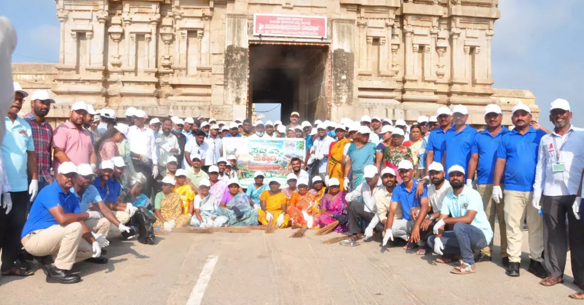 Vijayanagara | ಸ್ವಚ್ಛ ಹಂಪಿ, ಹಸಿರು ಹಂಪಿಗೆ ಎಲ್ಲರೂ ಕೈಜೋಡಿಸಿ: ಪ್ರಭುಲಿಂಗ Vijayanagara | ಸ್ವಚ್ಛ ಹಂಪಿ, ಹಸಿರು ಹಂಪಿಗೆ ಎಲ್ಲರೂ ಕೈಜೋಡಿಸಿ: ಪ್ರಭುಲಿಂಗ