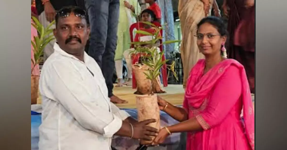 Vijayanagara | ಗಣೇಶೋತ್ಸವದಲ್ಲಿ ಸಸಿ ವಿತರಣೆ; ಪರಿಸರ ಸಂರಕ್ಷಣೆಗೆ ಕರೆ Vijayanagara | ಗಣೇಶೋತ್ಸವದಲ್ಲಿ ಸಸಿ ವಿತರಣೆ; ಪರಿಸರ ಸಂರಕ್ಷಣೆಗೆ ಕರೆ