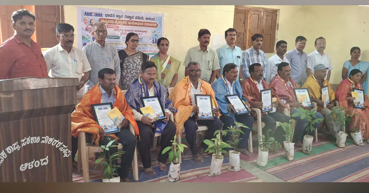 Aland | ಪ್ರಶ್ನಿಸುವ ಮನೋಭಾವದಿಂದಲೇ ವೈಜ್ಞಾನಿಕ ಸಮಾಜ ನಿರ್ಮಾಣ ಸಾಧ್ಯ : ಬಸವರಾಜ ಪಾವಲೇ Aland | ಪ್ರಶ್ನಿಸುವ ಮನೋಭಾವದಿಂದಲೇ ವೈಜ್ಞಾನಿಕ ಸಮಾಜ ನಿರ್ಮಾಣ ಸಾಧ್ಯ : ಬಸವರಾಜ ಪಾವಲೇ