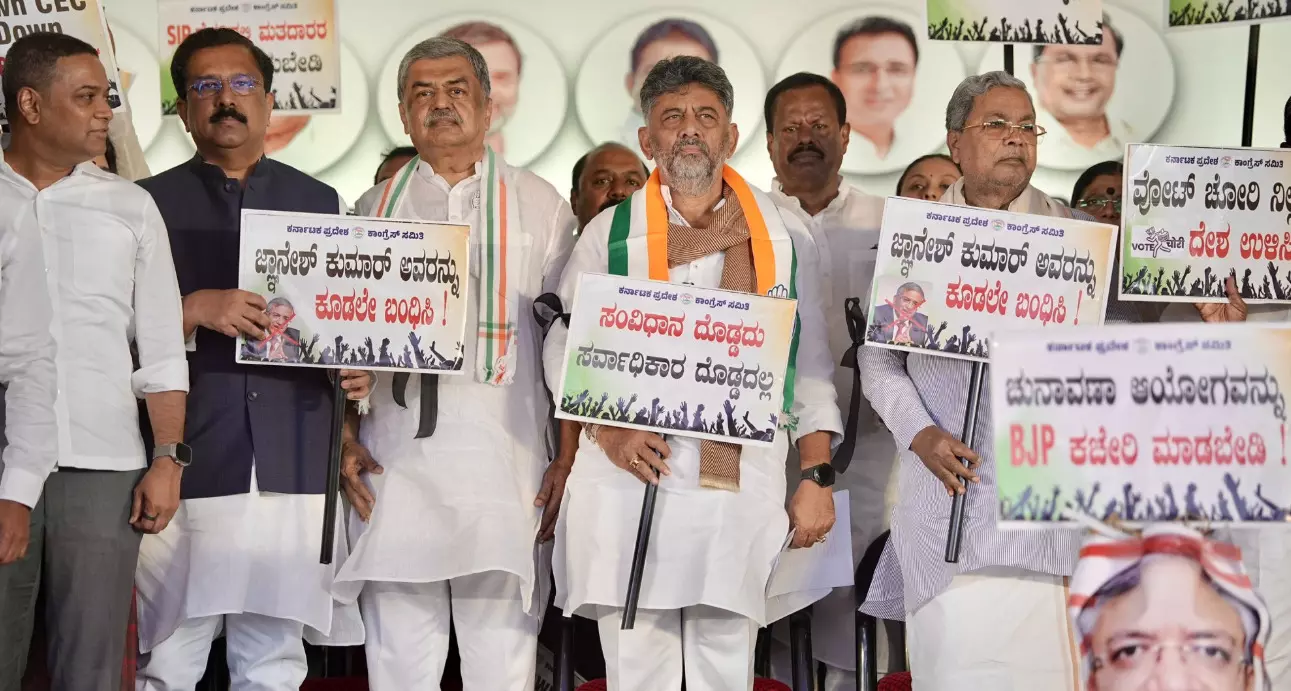 ಚುನಾವಣಾ ಆಯೋಗ ಬಿಜೆಪಿಯ ಕೈಗೊಂಬೆ : ಡಿ.ಕೆ.ಶಿವಕುಮಾರ್ ಚುನಾವಣಾ ಆಯೋಗ ಬಿಜೆಪಿಯ ಕೈಗೊಂಬೆ : ಡಿ.ಕೆ.ಶಿವಕುಮಾರ್