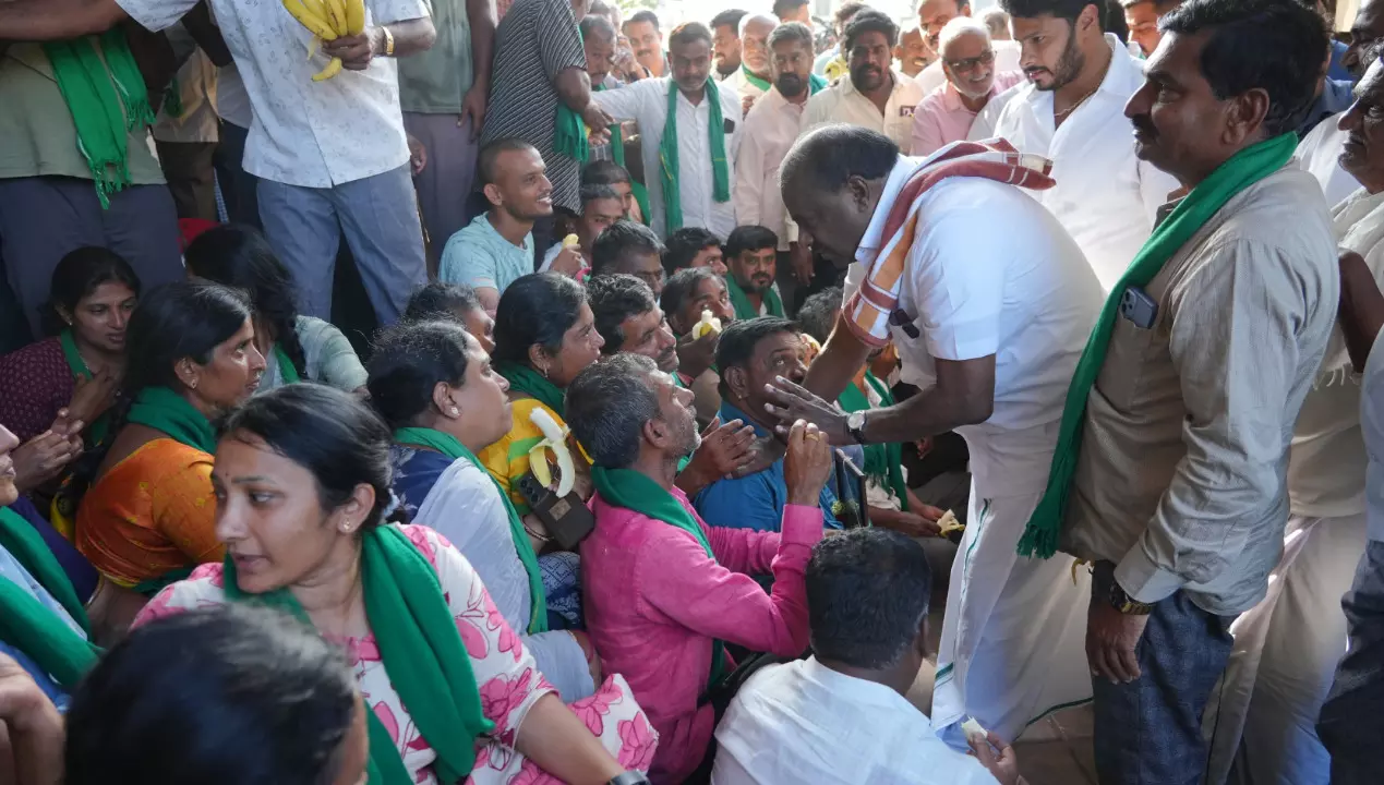 ‘ಕುಮಾರಸ್ವಾಮಿ ಮನವೊಲಿಕೆ’; ಧರಣಿ ಕೈಬಿಟ್ಟ ಬಿಡದಿ ರೈತ ಮಹಿಳೆಯರು ‘ಕುಮಾರಸ್ವಾಮಿ ಮನವೊಲಿಕೆ’; ಧರಣಿ ಕೈಬಿಟ್ಟ ಬಿಡದಿ ರೈತ ಮಹಿಳೆಯರು