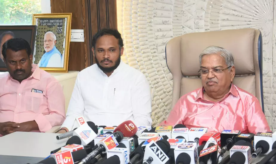 ದಲಿತ ವ್ಯಕ್ತಿ ಮುಖ್ಯ ಚುನಾವಣಾ ಆಯುಕ್ತರಾಗಿರುವುದು ಕಾಂಗ್ರೆಸ್ಗೆ ಸಹಿಸಿಕೊಳ್ಳಲು ಆಗುತ್ತಿಲ್ಲ : ಗೋವಿಂದ ಕಾರಜೋಳ ದಲಿತ ವ್ಯಕ್ತಿ ಮುಖ್ಯ ಚುನಾವಣಾ ಆಯುಕ್ತರಾಗಿರುವುದು ಕಾಂಗ್ರೆಸ್ಗೆ ಸಹಿಸಿಕೊಳ್ಳಲು ಆಗುತ್ತಿಲ್ಲ : ಗೋವಿಂದ ಕಾರಜೋಳ