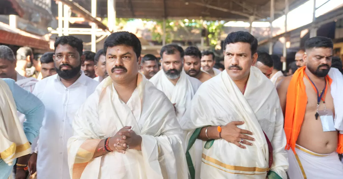 ಕೊಲ್ಲೂರು ಶ್ರೀ ಮೂಕಾಂಬಿಕಾ ದೇವಸ್ಥಾನಕ್ಕೆ ಸಂಸದ ಬಿ.ವೈ.ರಾಘವೇಂದ್ರ, ಬಿಜೆಪಿ ರಾಜ್ಯಾಧ್ಯಕ್ಷ ವಿಜಯೇಂದ್ರ ಭೇಟಿ ಕೊಲ್ಲೂರು ಶ್ರೀ ಮೂಕಾಂಬಿಕಾ ದೇವಸ್ಥಾನಕ್ಕೆ ಸಂಸದ ಬಿ.ವೈ.ರಾಘವೇಂದ್ರ, ಬಿಜೆಪಿ ರಾಜ್ಯಾಧ್ಯಕ್ಷ ವಿಜಯೇಂದ್ರ ಭೇಟಿ
