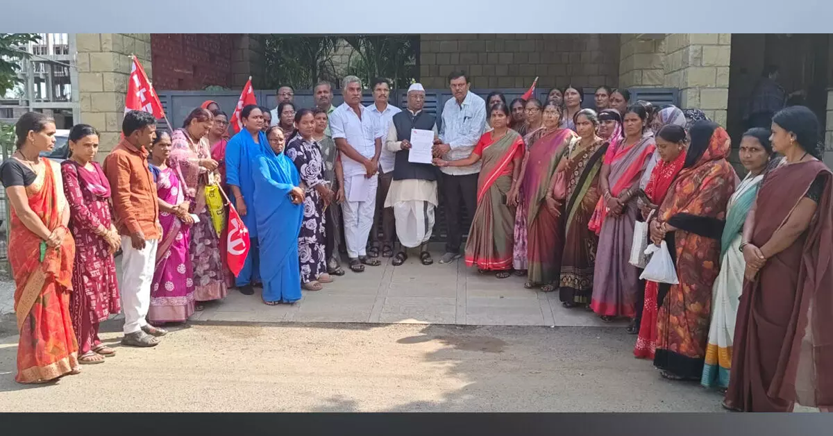 Afzalpur | ಕನಿಷ್ಠ ಕೂಲಿ ಜಾರಿಗೆ ಆಗ್ರಹಿಸಿ ಶಾಸಕರ ನಿವಾಸದ ಎದುರು ಪ್ರತಿಭಟನೆ Afzalpur | ಕನಿಷ್ಠ ಕೂಲಿ ಜಾರಿಗೆ ಆಗ್ರಹಿಸಿ ಶಾಸಕರ ನಿವಾಸದ ಎದುರು ಪ್ರತಿಭಟನೆ