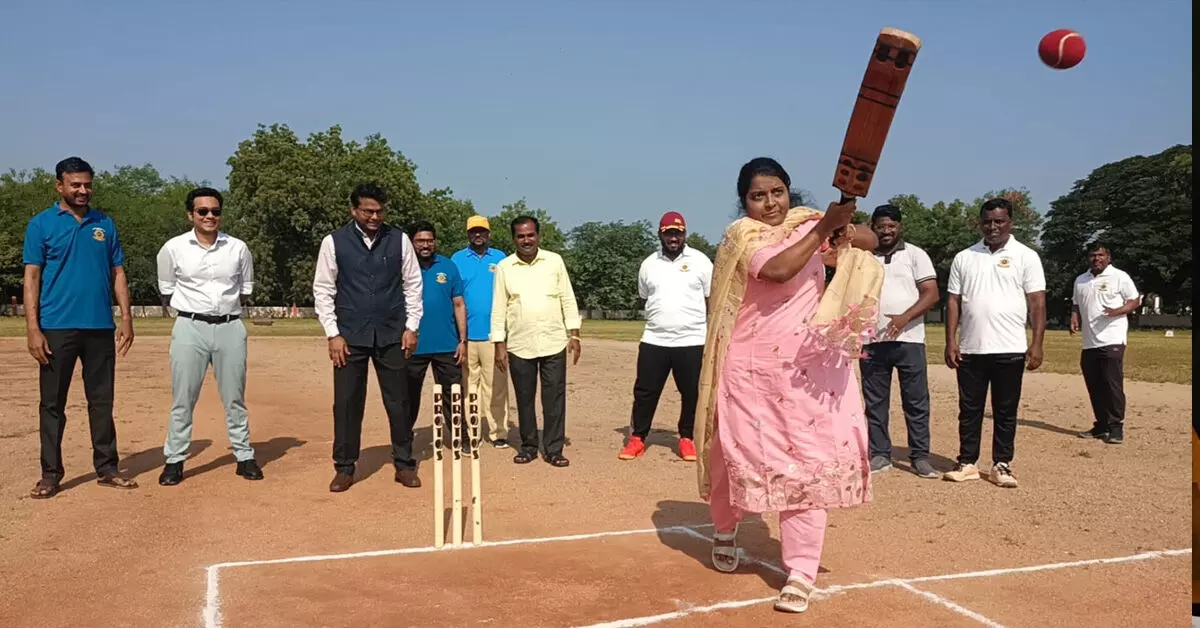 ರಾಯಚೂರು ರಿಪೋರ್ಟರ್ಸ್ ಗಿಲ್ಡ್ ಬೆಳ್ಳಿ ಮಹೋತ್ಸವ: ಸೌಹಾರ್ದ ಕ್ರಿಕೆಟ್ ಟೂರ್ನಿಗೆ ಚಾಲನೆ ರಾಯಚೂರು ರಿಪೋರ್ಟರ್ಸ್ ಗಿಲ್ಡ್ ಬೆಳ್ಳಿ ಮಹೋತ್ಸವ: ಸೌಹಾರ್ದ ಕ್ರಿಕೆಟ್ ಟೂರ್ನಿಗೆ ಚಾಲನೆ