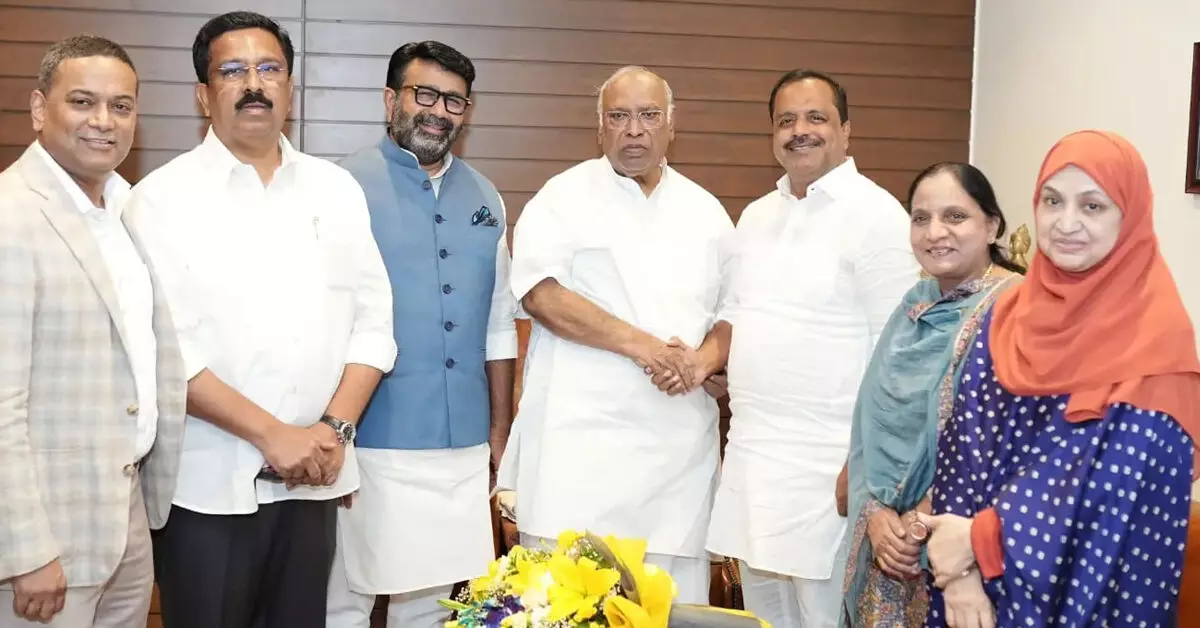 ಎಐಸಿಸಿ ಅಧ್ಯಕ್ಷ ಮಲ್ಲಿಕಾರ್ಜುನ ಖರ್ಗೆ ಅವರನ್ನು ಭೇಟಿಯಾದ ಶಾಸಕ ಎನ್.ಎ.ಹಾರಿಸ್ ನೇತೃತ್ವದ ನಿಯೋಗ: ಅಲ್ಪಸಂಖ್ಯಾತ ಸಮುದಾಯದ ಪ್ರಮುಖ ವಿಚಾರಗಳ ಕುರಿತು ಚರ್ಚೆ ಎಐಸಿಸಿ ಅಧ್ಯಕ್ಷ ಮಲ್ಲಿಕಾರ್ಜುನ ಖರ್ಗೆ ಅವರನ್ನು ಭೇಟಿಯಾದ ಶಾಸಕ ಎನ್.ಎ.ಹಾರಿಸ್ ನೇತೃತ್ವದ ನಿಯೋಗ: ಅಲ್ಪಸಂಖ್ಯಾತ ಸಮುದಾಯದ ಪ್ರಮುಖ ವಿಚಾರಗಳ ಕುರಿತು ಚರ್ಚೆ