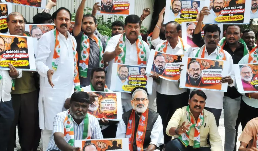 Bengaluru | ರಾಹುಲ್ ಗಾಂಧಿ ವಿರುದ್ಧ ಆಧಾರ ರಹಿತ ಹೇಳಿಕೆ; ರಾಜೀವ್ ಚಂದ್ರಶೇಖರ್ ವಿರುದ್ಧ ಕಾಂಗ್ರೆಸ್ ಪ್ರತಿಭಟನೆ Bengaluru | ರಾಹುಲ್ ಗಾಂಧಿ ವಿರುದ್ಧ ಆಧಾರ ರಹಿತ ಹೇಳಿಕೆ; ರಾಜೀವ್ ಚಂದ್ರಶೇಖರ್ ವಿರುದ್ಧ ಕಾಂಗ್ರೆಸ್ ಪ್ರತಿಭಟನೆ
