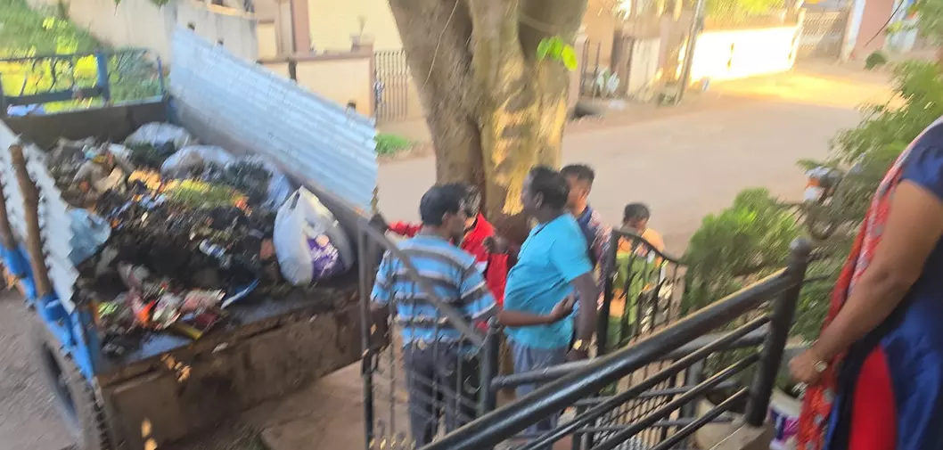 ರಸ್ತೆಗೆ ಕಸ ಎಸೆಯುವವರ ಮನೆ ಮುಂದೆ ತ್ಯಾಜ್ಯ ಸುರಿದ ಹುಬ್ಬಳ್ಳಿ-ಧಾರವಾಡ ಪಾಲಿಕೆ ರಸ್ತೆಗೆ ಕಸ ಎಸೆಯುವವರ ಮನೆ ಮುಂದೆ ತ್ಯಾಜ್ಯ ಸುರಿದ ಹುಬ್ಬಳ್ಳಿ-ಧಾರವಾಡ ಪಾಲಿಕೆ