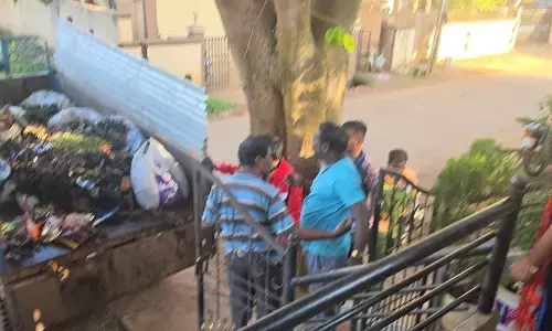 ರಸ್ತೆಗೆ ಕಸ ಎಸೆಯುವವರ ಮನೆ ಮುಂದೆ ತ್ಯಾಜ್ಯ ಸುರಿದ ಹುಬ್ಬಳ್ಳಿ-ಧಾರವಾಡ ಪಾಲಿಕೆ