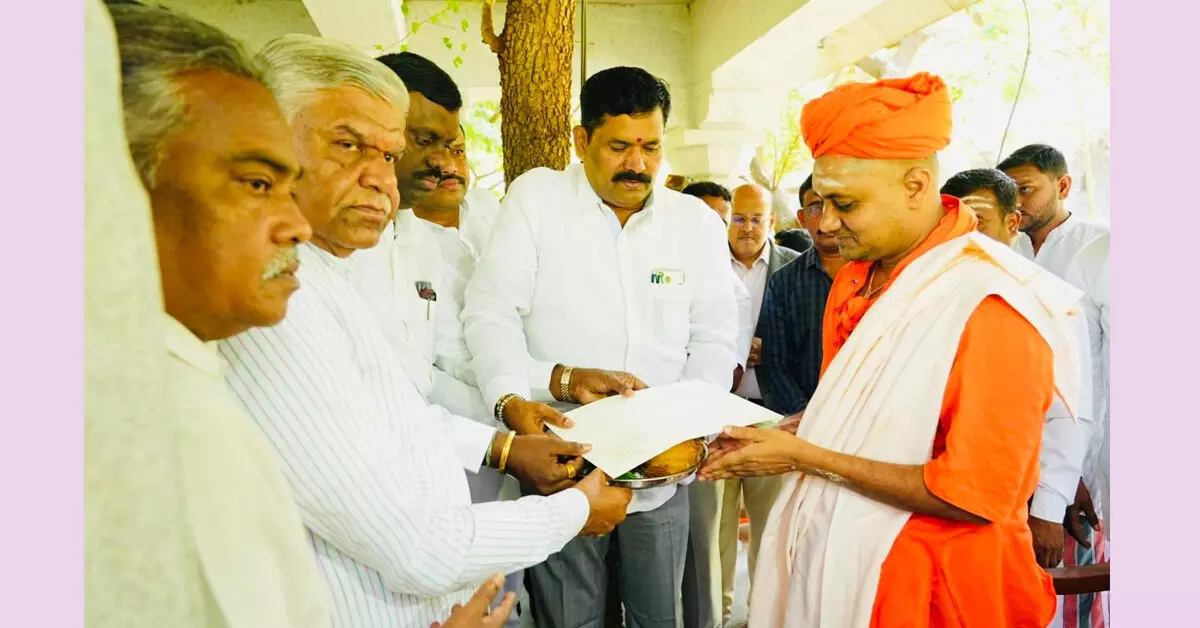 ಕೊಪ್ಪಳ : ಮೈಸೂರು ದಸರಾ ಉದ್ಘಾಟಕರಾಗಿ ಗವಿಸಿದ್ದೇಶ್ವರ ಶ್ರೀಗೆ ಅಧಿಕೃತ ಆಹ್ವಾನ ಕೊಪ್ಪಳ : ಮೈಸೂರು ದಸರಾ ಉದ್ಘಾಟಕರಾಗಿ ಗವಿಸಿದ್ದೇಶ್ವರ ಶ್ರೀಗೆ ಅಧಿಕೃತ ಆಹ್ವಾನ
