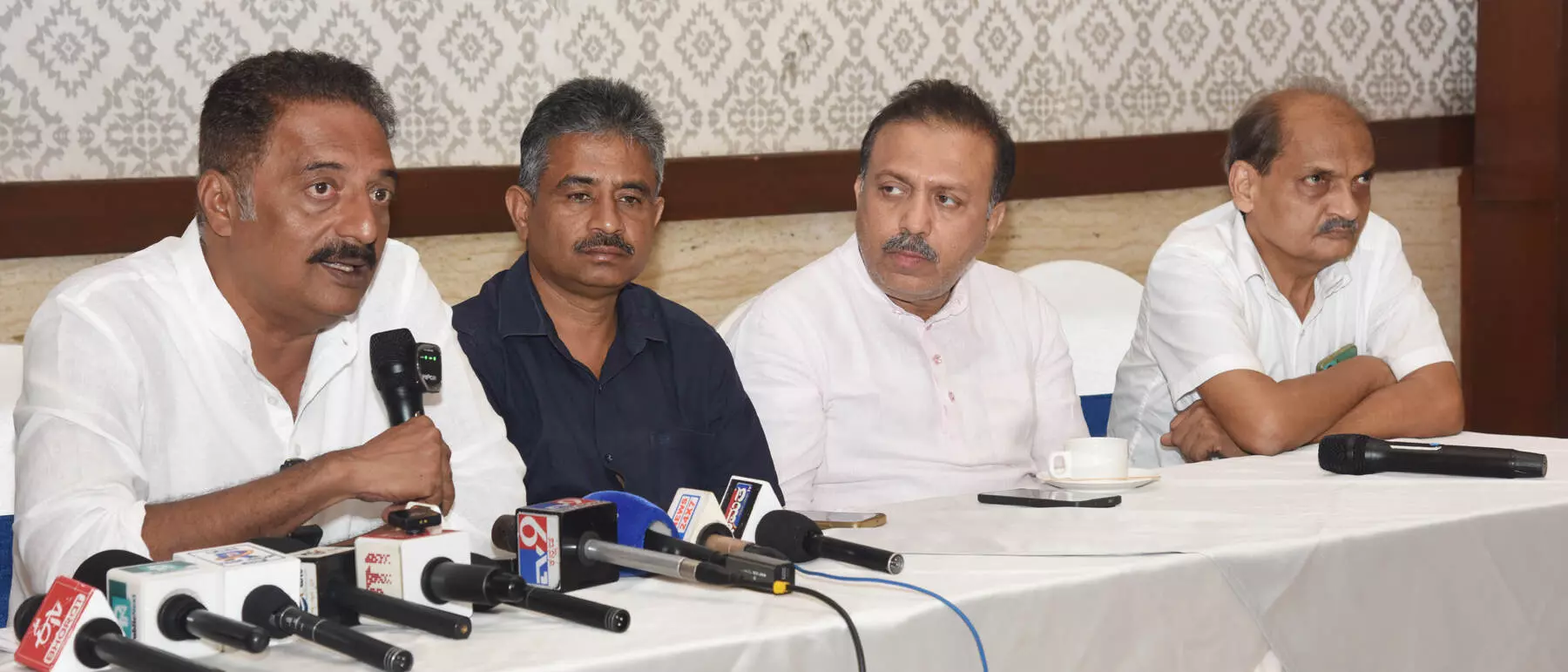 ದೋಷಪೂರಿತ ಎಸ್ ಐಆರ್ ಪ್ರಕ್ರಿಯೆ ರದ್ದುಪಡಿಸಲು ಪ್ರಕಾಶ್ ರಾಜ್ ಆಗ್ರಹ ದೋಷಪೂರಿತ ಎಸ್ ಐಆರ್ ಪ್ರಕ್ರಿಯೆ ರದ್ದುಪಡಿಸಲು ಪ್ರಕಾಶ್ ರಾಜ್ ಆಗ್ರಹ