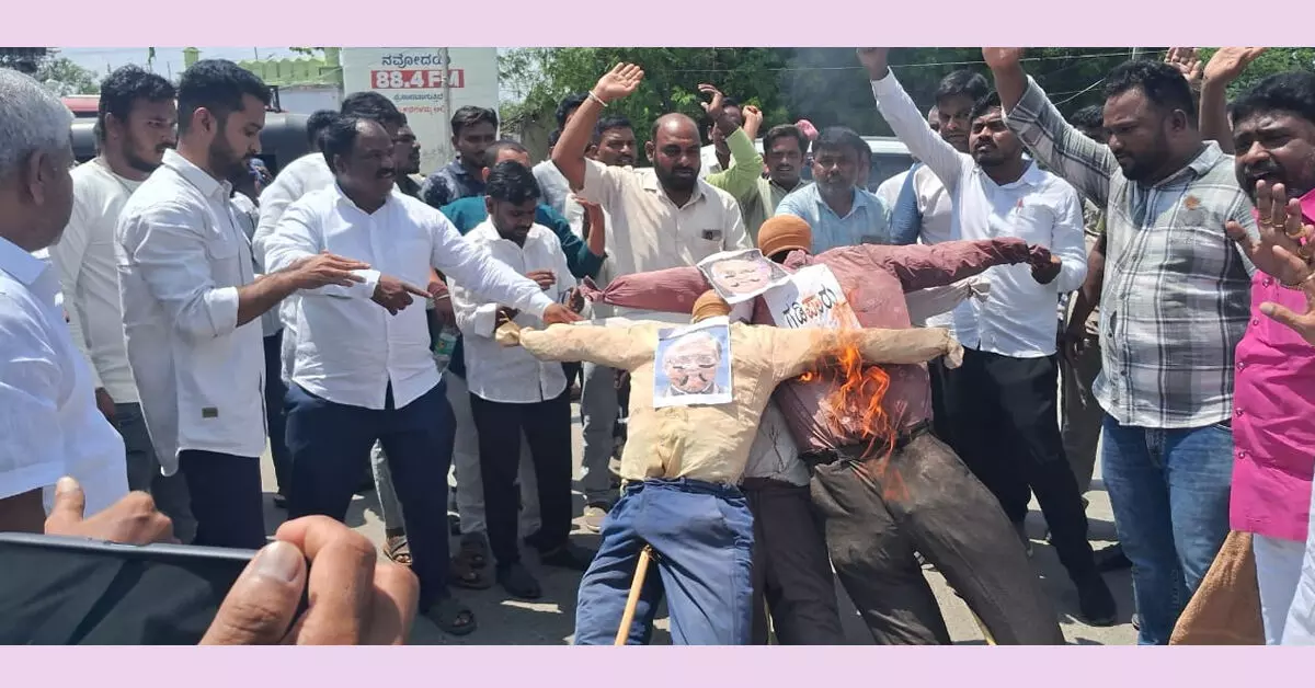 ರಾಯಚೂರು: ಜ್ಞಾನೇಶ್ ಕುಮಾರ್ ರಾಜೀನಾಮೆ, ಬಂಧನಕ್ಕೆ ಆಗ್ರಹಿಸಿ ಧರಣಿ ರಾಯಚೂರು: ಜ್ಞಾನೇಶ್ ಕುಮಾರ್ ರಾಜೀನಾಮೆ, ಬಂಧನಕ್ಕೆ ಆಗ್ರಹಿಸಿ ಧರಣಿ
