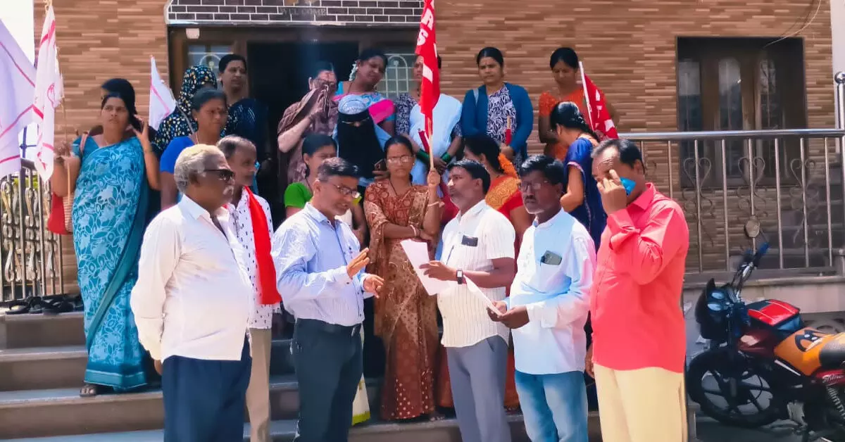 Lingsugur | ಕಾರ್ಮಿಕ ಸಂಹಿತೆ ಹಿಂಪಡೆಯಲು ಆಗ್ರಹಿಸಿ ಸಿಐಟಿಯು ಪ್ರತಿಭಟನೆ Lingsugur | ಕಾರ್ಮಿಕ ಸಂಹಿತೆ ಹಿಂಪಡೆಯಲು ಆಗ್ರಹಿಸಿ ಸಿಐಟಿಯು ಪ್ರತಿಭಟನೆ