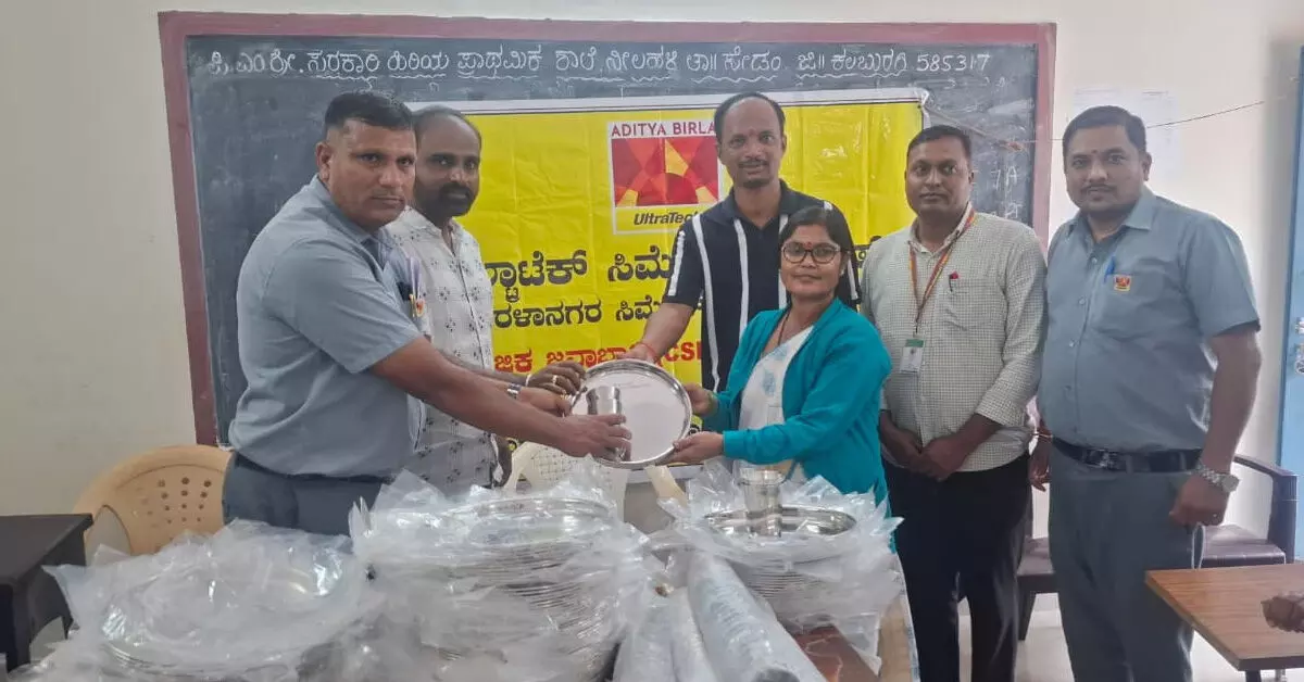 Sedam | ಶಾಲಾ ಮಕ್ಕಳಿಗೆ ಅಲ್ಟ್ರಾಟೆಕ್ ಸಿಮೆಂಟ್ ಸಂಸ್ಥೆಯಿಂದ ತಟ್ಟೆ, ಲೋಟ ವಿತರಣೆ Sedam | ಶಾಲಾ ಮಕ್ಕಳಿಗೆ ಅಲ್ಟ್ರಾಟೆಕ್ ಸಿಮೆಂಟ್ ಸಂಸ್ಥೆಯಿಂದ ತಟ್ಟೆ, ಲೋಟ ವಿತರಣೆ