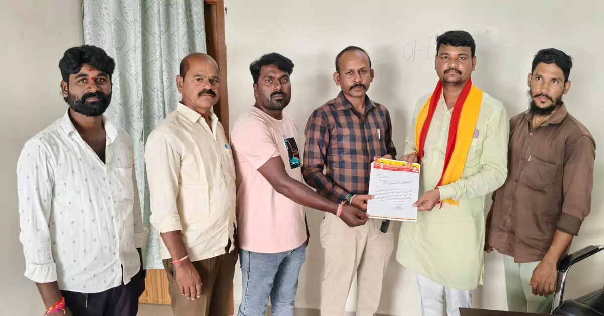 Sedam | ಉಚಿತ ಪಡಿತರ ವಿತರಣೆಯಲ್ಲಿ ಹಣ ವಸೂಲಿ ಆರೋಪ: ಕ್ರಮಕ್ಕೆ ನವನಿರ್ಮಾಣ ಸೇನೆ ಆಗ್ರಹ Sedam | ಉಚಿತ ಪಡಿತರ ವಿತರಣೆಯಲ್ಲಿ ಹಣ ವಸೂಲಿ ಆರೋಪ: ಕ್ರಮಕ್ಕೆ ನವನಿರ್ಮಾಣ ಸೇನೆ ಆಗ್ರಹ
