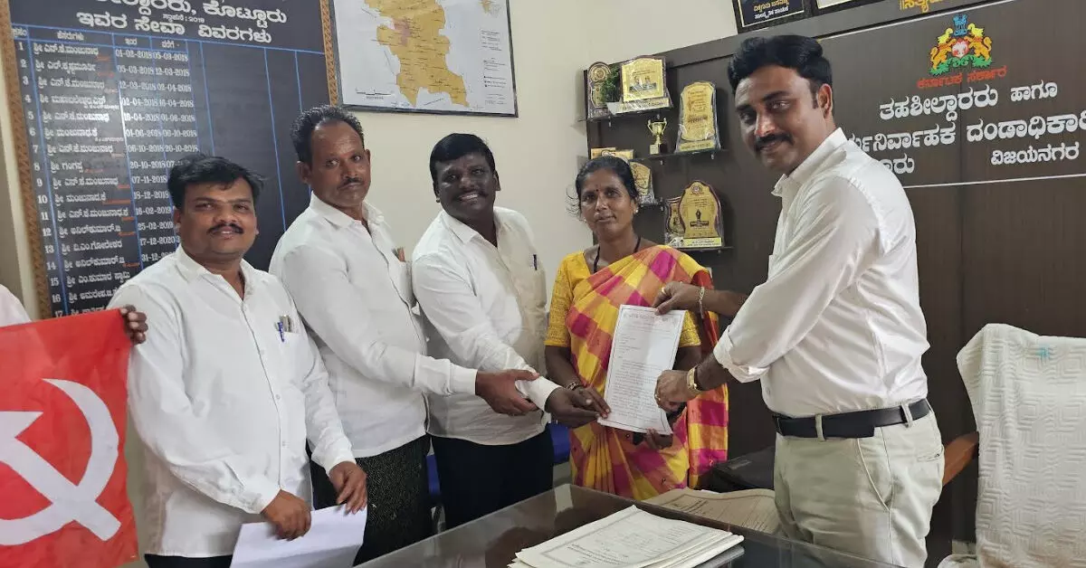 Vijayanagara | ಎಸ್ಐಆರ್ ಪ್ರಕ್ರಿಯೆ ವಿರೋಧಿಸಿ ಸಿಪಿಐನಿಂದ ಮನವಿ : ಮುಖ್ಯ ಚುನಾವಣಾ ಆಯುಕ್ತರ ವಜಾಕ್ಕೆ ಆಗ್ರಹ Vijayanagara | ಎಸ್ಐಆರ್ ಪ್ರಕ್ರಿಯೆ ವಿರೋಧಿಸಿ ಸಿಪಿಐನಿಂದ ಮನವಿ : ಮುಖ್ಯ ಚುನಾವಣಾ ಆಯುಕ್ತರ ವಜಾಕ್ಕೆ ಆಗ್ರಹ
