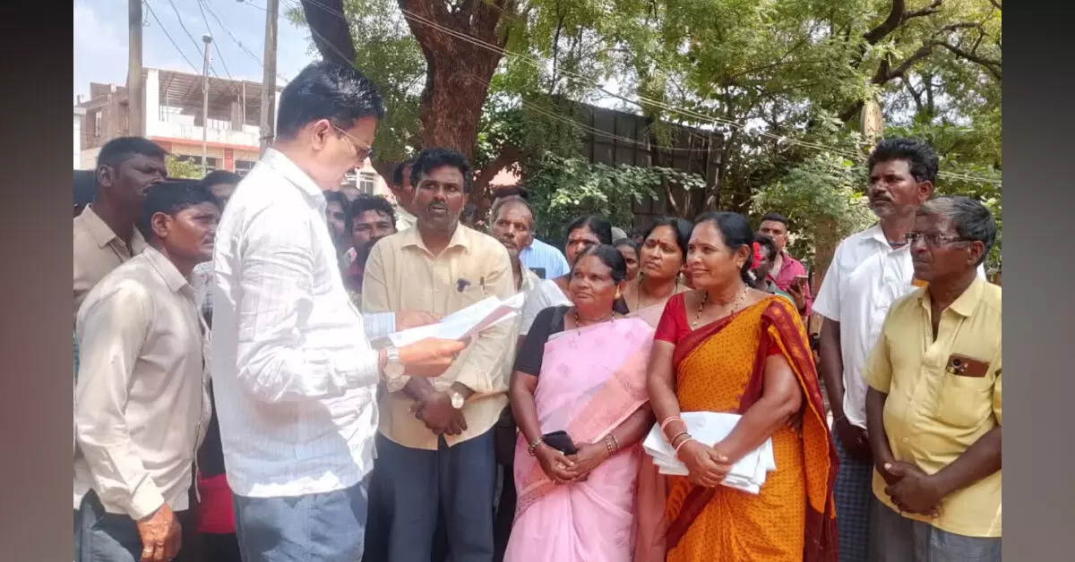 Ballari | ನಾಲ್ಕು ಕಾರ್ಮಿಕ ಸಂಹಿತೆ ರದ್ದು, ಕನಿಷ್ಠ ವೇತನ ಜಾರಿಗೆ ಆಗ್ರಹಿಸಿ ಸಿಐಟಿಯು ಪ್ರತಿಭಟನೆ Ballari | ನಾಲ್ಕು ಕಾರ್ಮಿಕ ಸಂಹಿತೆ ರದ್ದು, ಕನಿಷ್ಠ ವೇತನ ಜಾರಿಗೆ ಆಗ್ರಹಿಸಿ ಸಿಐಟಿಯು ಪ್ರತಿಭಟನೆ