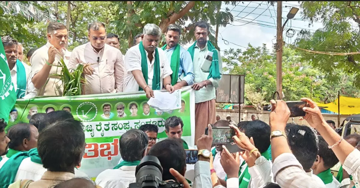 Ballari | ಸಾಲಮನ್ನಾ, ಬೆಳೆ ಪರಿಹಾರ, ಸಮರ್ಪಕ ವಿದ್ಯುತ್ ಪೂರೈಕೆಗೆ ಆಗ್ರಹಿಸಿ ಎತ್ತಿನ ಬಂಡಿ ಜಾಥಾ Ballari | ಸಾಲಮನ್ನಾ, ಬೆಳೆ ಪರಿಹಾರ, ಸಮರ್ಪಕ ವಿದ್ಯುತ್ ಪೂರೈಕೆಗೆ ಆಗ್ರಹಿಸಿ ಎತ್ತಿನ ಬಂಡಿ ಜಾಥಾ