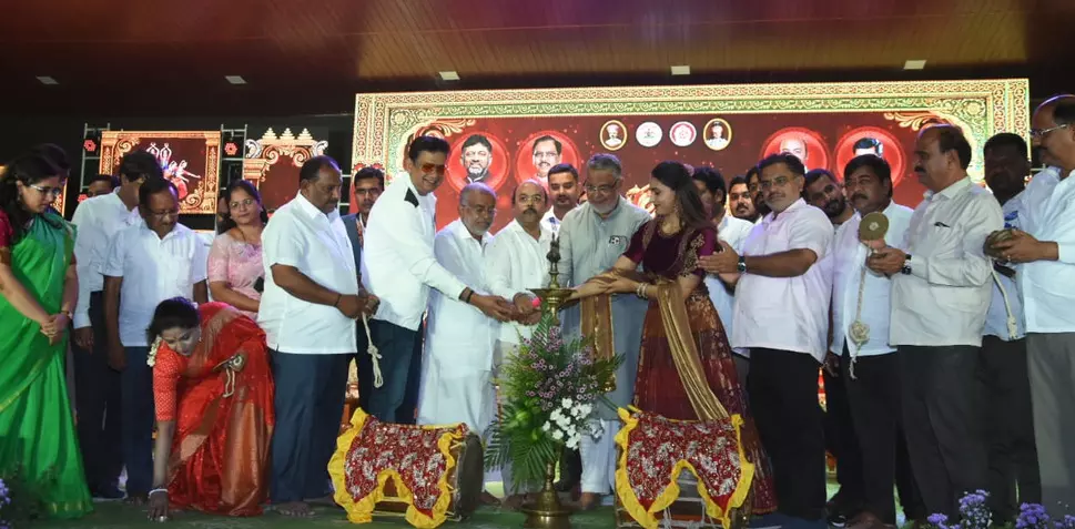 Mysuru | ದಸರಾ ಯುವ ಸಂಭ್ರಮಕ್ಕೆ ವರ್ಣರಂಜಿತ ಚಾಲನೆ Mysuru | ದಸರಾ ಯುವ ಸಂಭ್ರಮಕ್ಕೆ ವರ್ಣರಂಜಿತ ಚಾಲನೆ