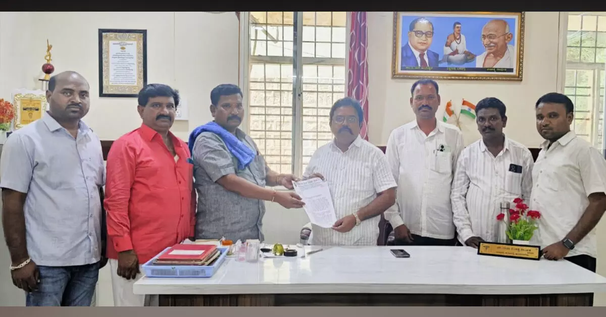 ಸುರಪುರ | ಮೆಡಿಕಲ್ ಶಾಪ್ಗಳಲ್ಲಿ ಜಿಎಸ್ಟಿ ಬಿಲ್ ಕಡ್ಡಾಯಕ್ಕೆ ಆಗ್ರಹಿಸಿ ದಲಿತ ಸಂಘರ್ಷ ಸಮಿತಿ ಮನವಿ ಸುರಪುರ | ಮೆಡಿಕಲ್ ಶಾಪ್ಗಳಲ್ಲಿ ಜಿಎಸ್ಟಿ ಬಿಲ್ ಕಡ್ಡಾಯಕ್ಕೆ ಆಗ್ರಹಿಸಿ ದಲಿತ ಸಂಘರ್ಷ ಸಮಿತಿ ಮನವಿ
