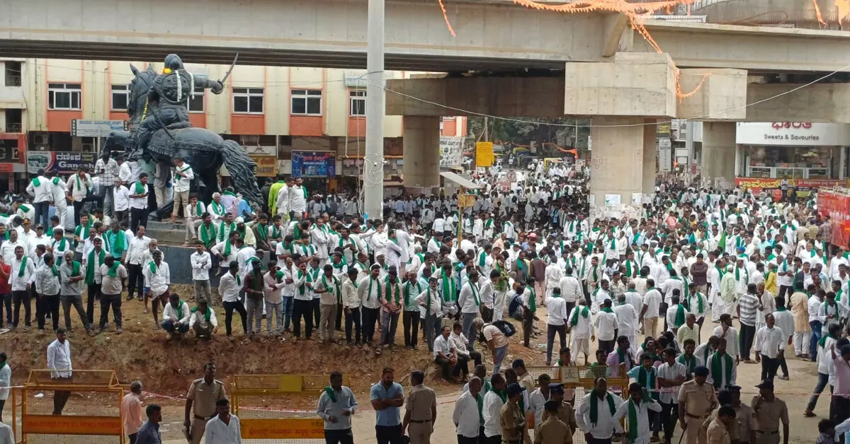 Hubballi | ಕಬ್ಬಿನ ಬೆಲೆ ಏರಿಕೆ ಸೇರಿದಂತೆ ವಿವಿಧ ಬೇಡಿಕೆಗಳ ಈಡೇರಿಕೆಗೆ ಆಗ್ರಹಿಸಿ ರೈತರಿಂದ ಪ್ರತಿಭಟನೆ Hubballi | ಕಬ್ಬಿನ ಬೆಲೆ ಏರಿಕೆ ಸೇರಿದಂತೆ ವಿವಿಧ ಬೇಡಿಕೆಗಳ ಈಡೇರಿಕೆಗೆ ಆಗ್ರಹಿಸಿ ರೈತರಿಂದ ಪ್ರತಿಭಟನೆ