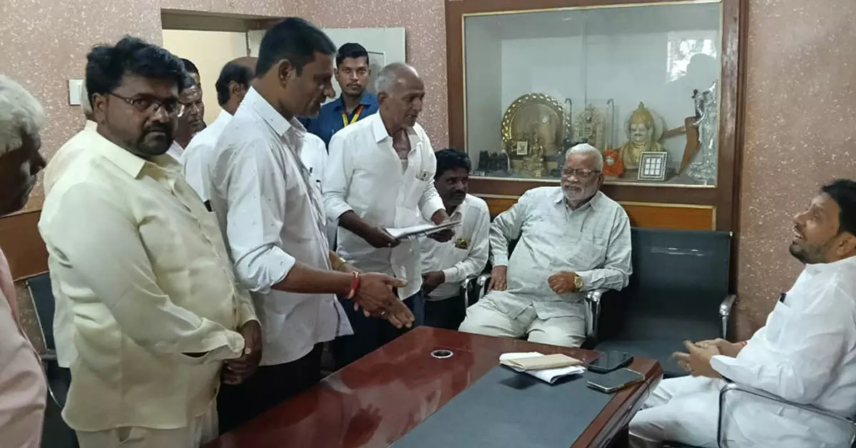 ಬೇನಚಿಂಚೋಳಿ ಗ್ರಾಮಕ್ಕೆ ಸಮರ್ಪಕ ವಿದ್ಯುತ್ ಪೂರೈಕೆಗೆ ಗ್ರಾಮಸ್ಥರ ಮನವಿ ಬೇನಚಿಂಚೋಳಿ ಗ್ರಾಮಕ್ಕೆ ಸಮರ್ಪಕ ವಿದ್ಯುತ್ ಪೂರೈಕೆಗೆ ಗ್ರಾಮಸ್ಥರ ಮನವಿ