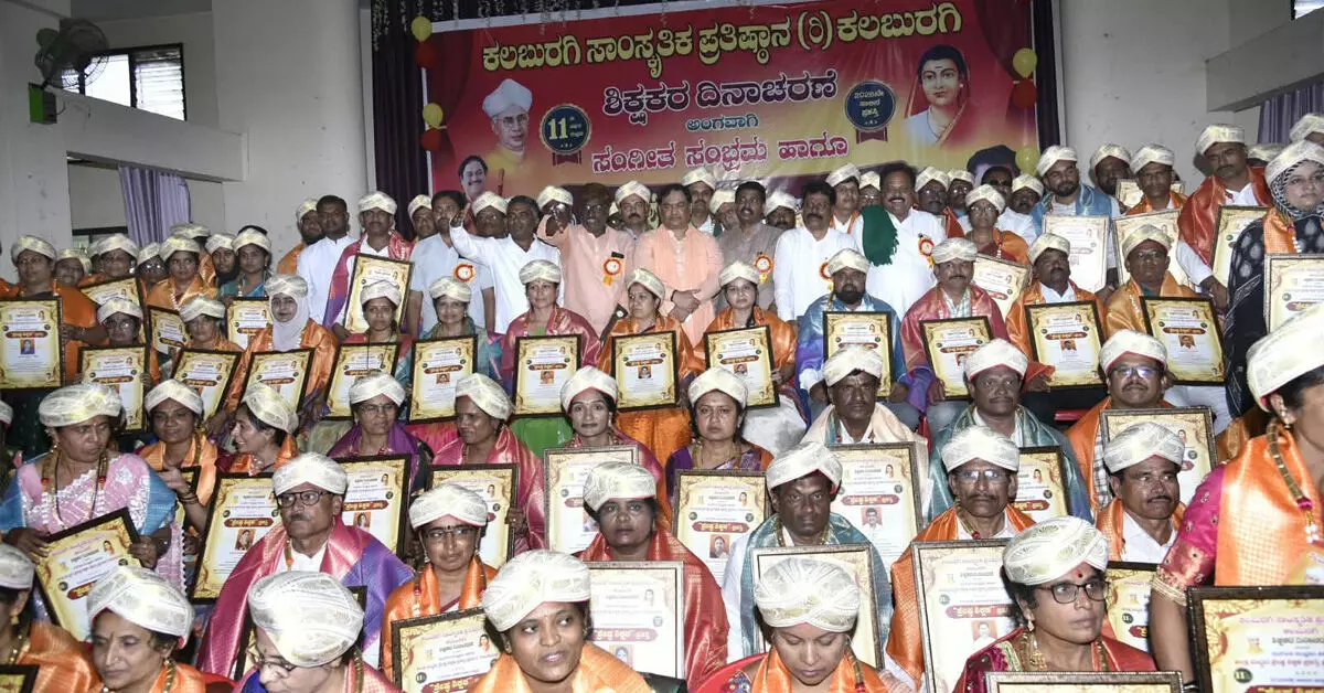 Kalaburagi | ಶಿಕ್ಷಕರು ಮಕ್ಕಳ ವ್ಯಕ್ತಿತ್ವ ರೂಪಿಸುವ ಶಿಲ್ಪಿಗಳು: ಅಭಿನವ ಸಿದ್ದಲಿಂಗ ಶಿವಾಚಾರ್ಯರು Kalaburagi | ಶಿಕ್ಷಕರು ಮಕ್ಕಳ ವ್ಯಕ್ತಿತ್ವ ರೂಪಿಸುವ ಶಿಲ್ಪಿಗಳು: ಅಭಿನವ ಸಿದ್ದಲಿಂಗ ಶಿವಾಚಾರ್ಯರು
