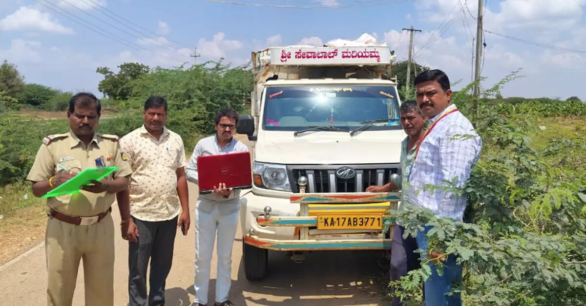 Vijayanagara | ಅಕ್ರಮವಾಗಿ ಸಾಗಿಸುತ್ತಿದ್ದ 20.55 ಕ್ವಿಂಟಲ್ ಪಡಿತರ ಅಕ್ಕಿ ಜಪ್ತಿ Vijayanagara | ಅಕ್ರಮವಾಗಿ ಸಾಗಿಸುತ್ತಿದ್ದ 20.55 ಕ್ವಿಂಟಲ್ ಪಡಿತರ ಅಕ್ಕಿ ಜಪ್ತಿ