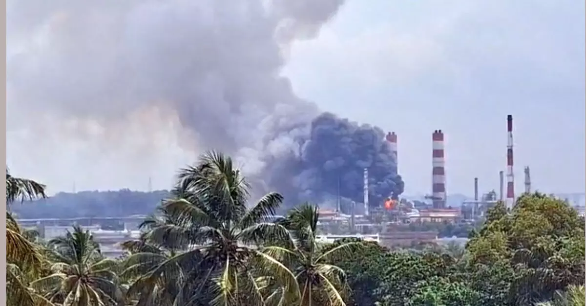 ಜೋಕಟ್ಟೆ : ಎಂಆರ್ ಪಿಎಲ್ ನಲ್ಲಿ ಭಾರೀ ಸ್ಫೋಟ, ಬೆಂಕಿ ಜೋಕಟ್ಟೆ : ಎಂಆರ್ ಪಿಎಲ್ ನಲ್ಲಿ ಭಾರೀ ಸ್ಫೋಟ, ಬೆಂಕಿ