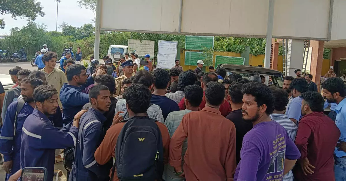 MRPLನಲ್ಲಿ ಭಾರೀ ಸ್ಫೋಟ: ಮನೆಗಳಿಗೆ ಹಾನಿ, ಸ್ಥಳೀಯರ ಪ್ರತಿಭಟನೆ MRPLನಲ್ಲಿ ಭಾರೀ ಸ್ಫೋಟ: ಮನೆಗಳಿಗೆ ಹಾನಿ, ಸ್ಥಳೀಯರ ಪ್ರತಿಭಟನೆ