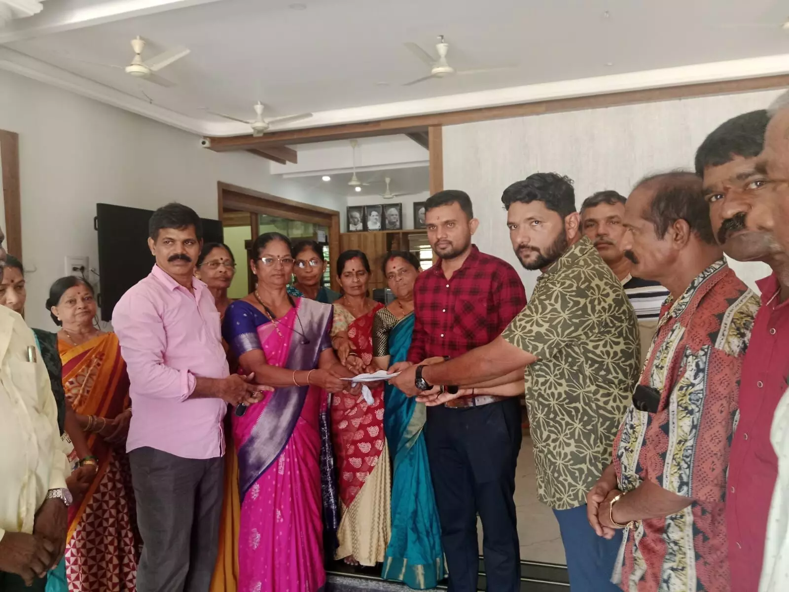 ಕನಿಷ್ಟ ಕೂಲಿ ಸಮರ್ಪಕವಾಗಿ ಜಾರಿಗೆ ಆಗ್ರಹಿಸಿ ಸಿಐಟಿಯುನಿಂದ ಕಾರ್ಕಳ ಶಾಸಕರಿಗೆ ಮನವಿ ಕನಿಷ್ಟ ಕೂಲಿ ಸಮರ್ಪಕವಾಗಿ ಜಾರಿಗೆ ಆಗ್ರಹಿಸಿ ಸಿಐಟಿಯುನಿಂದ ಕಾರ್ಕಳ ಶಾಸಕರಿಗೆ ಮನವಿ