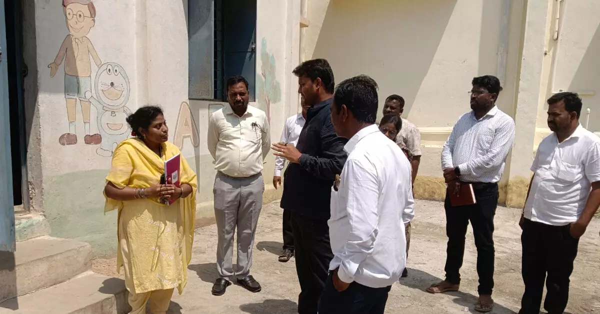 Raichur | ಗ್ರಾಪಂಗಳಿಗೆ ದಿಢೀರ್ ಭೇಟಿ: ಅಭಿವೃದ್ಧಿ ಕಾಮಗಾರಿ, ವಿವಿಧ ಚಟುವಟಿಕೆ ಪರಿಶೀಲಿಸಿದ ಸಿಇಒ ಈಶ್ವರ್ ಕಾಂದೂ Raichur | ಗ್ರಾಪಂಗಳಿಗೆ ದಿಢೀರ್ ಭೇಟಿ: ಅಭಿವೃದ್ಧಿ ಕಾಮಗಾರಿ, ವಿವಿಧ ಚಟುವಟಿಕೆ ಪರಿಶೀಲಿಸಿದ ಸಿಇಒ ಈಶ್ವರ್ ಕಾಂದೂ