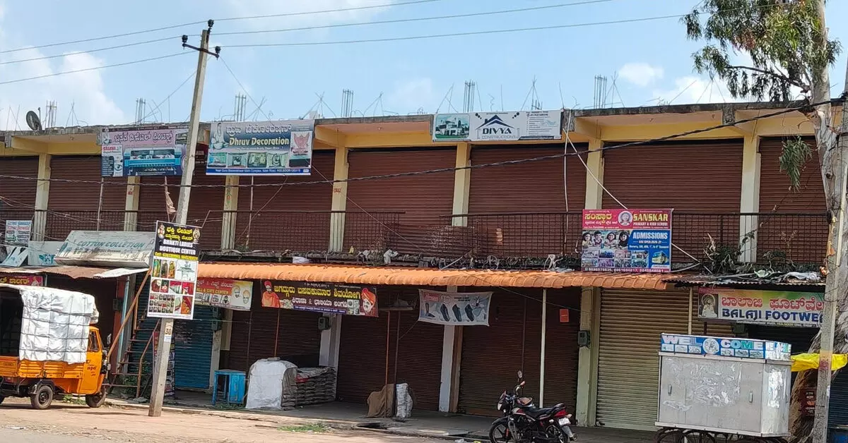 ಎರಡು ಗುಂಪುಗಳ ನಡುವೆ ಘರ್ಷಣೆ : ಹುಲಸೂರಿನಲ್ಲಿ ಬಿಗುವಿನ ವಾತಾವರಣ ಎರಡು ಗುಂಪುಗಳ ನಡುವೆ ಘರ್ಷಣೆ : ಹುಲಸೂರಿನಲ್ಲಿ ಬಿಗುವಿನ ವಾತಾವರಣ