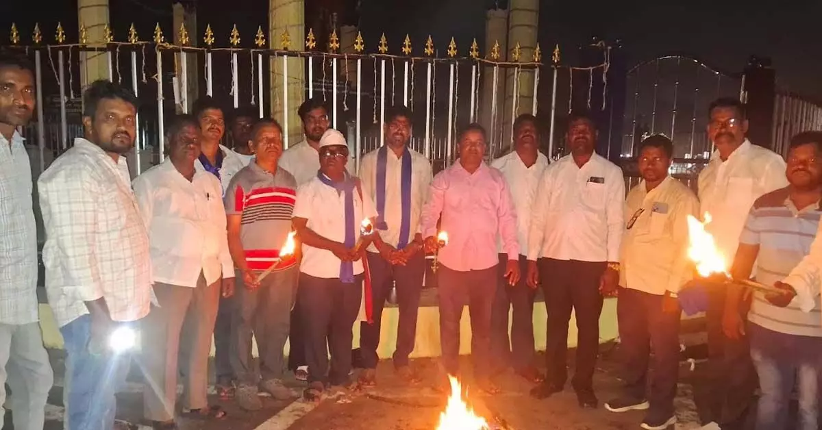 ಪ್ರತಾಪ್ ಸಿಂಹ ಅವರನ್ನು ಬಂಧಿಸುವಂತೆ ಆಗ್ರಹಿಸಿ ದಲಿತ ಸಂಘರ್ಷ ಸಮಿತಿ ವತಿಯಿಂದ ಪಂಜಿನ ಮೆರವಣಿಗೆ ಪ್ರತಾಪ್ ಸಿಂಹ ಅವರನ್ನು ಬಂಧಿಸುವಂತೆ ಆಗ್ರಹಿಸಿ ದಲಿತ ಸಂಘರ್ಷ ಸಮಿತಿ ವತಿಯಿಂದ ಪಂಜಿನ ಮೆರವಣಿಗೆ