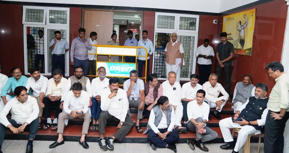 ಫಾರಂ 7 ದುರ್ಬಳಕೆ ಆರೋಪ | ‘ಕ್ರಮ ಕೈಗೊಳ್ಳುವವರೆಗೆ ಇಲ್ಲಿಂದ ಹೋಗಲ್ಲ’ : ಸಿಎಂ ಡಿ.ಕೆ.ಶಿವಕುಮಾರ್ ಪಟ್ಟು ಫಾರಂ 7 ದುರ್ಬಳಕೆ ಆರೋಪ | ‘ಕ್ರಮ ಕೈಗೊಳ್ಳುವವರೆಗೆ ಇಲ್ಲಿಂದ ಹೋಗಲ್ಲ’ : ಸಿಎಂ ಡಿ.ಕೆ.ಶಿವಕುಮಾರ್ ಪಟ್ಟು